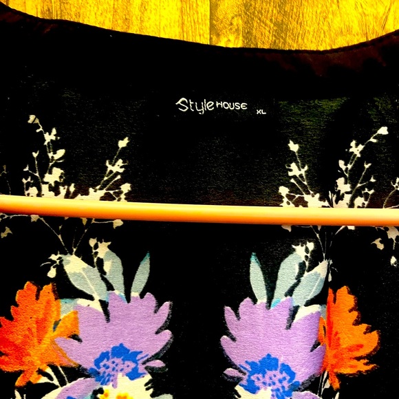 Beautiful lightweight jacket. - Picture 3 of 4